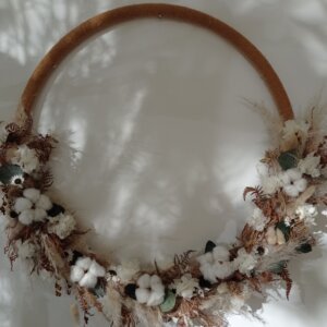 Couronne murale en fleurs séchées