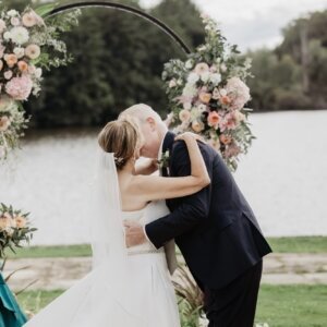 Mariage aux teintes poudrées au Domaine des Étangs